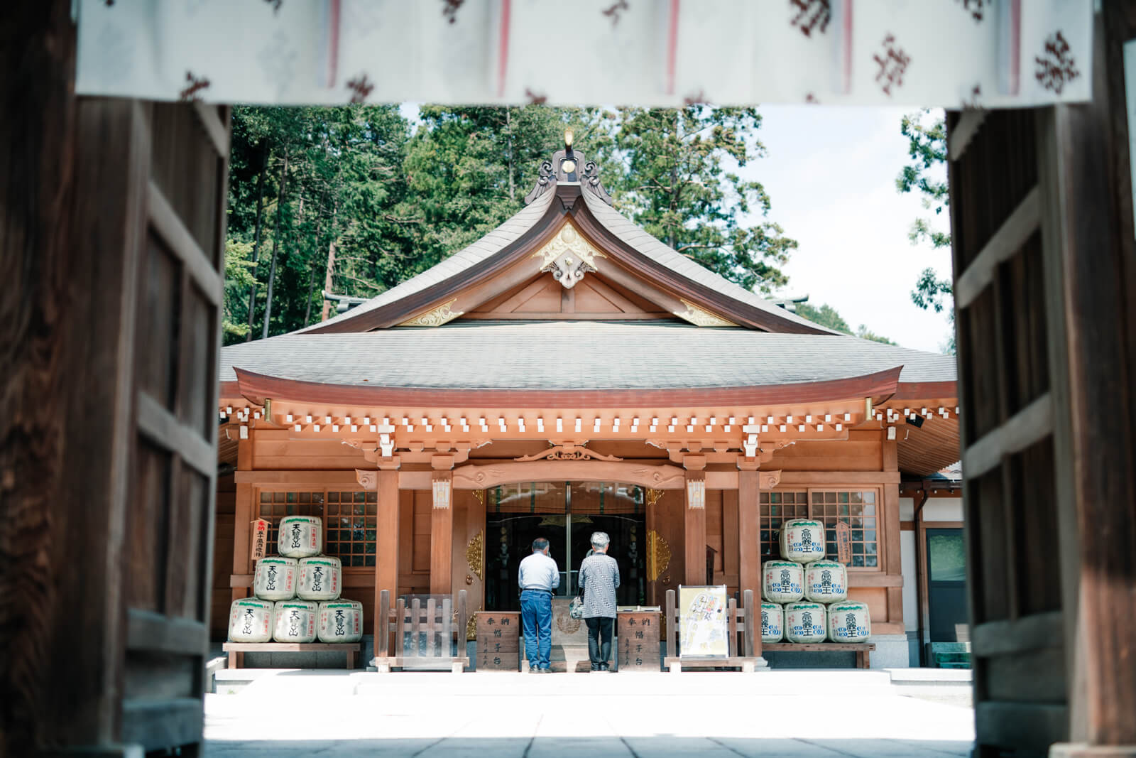 高麗神社のお賽銭場所 ご年配のご夫婦