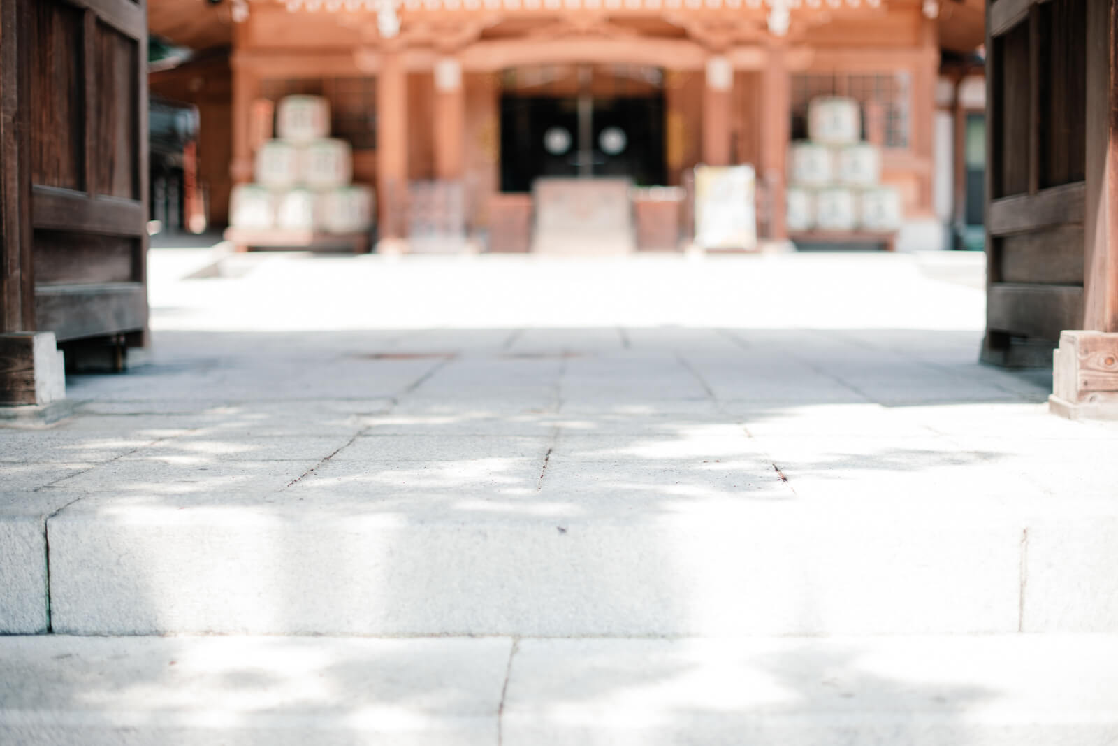 高麗神社の本殿入り口 石造り