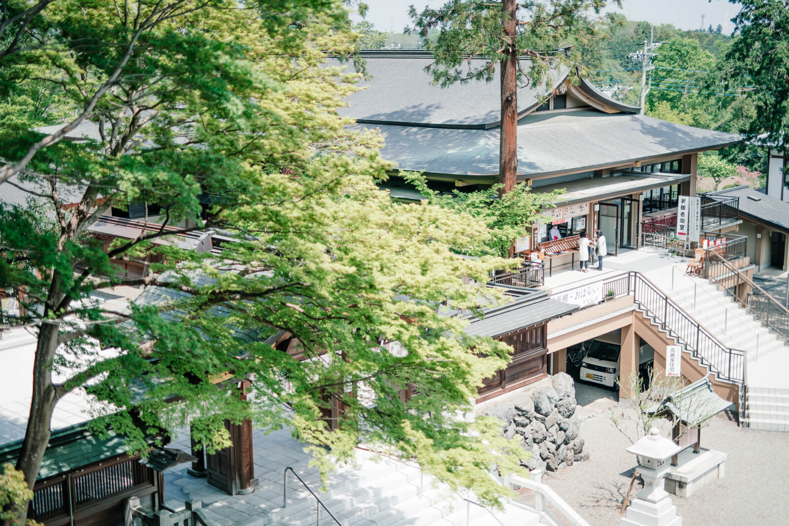 高麗神社の境内 本殿 水天宮からみえる景色