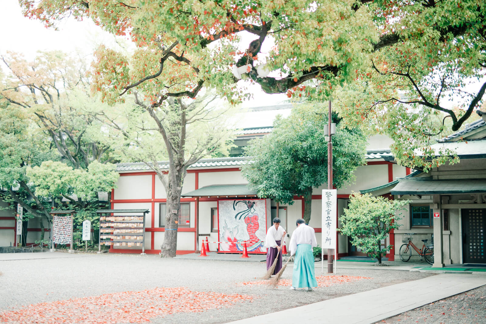 富岡八幡宮 落ち葉の掃除をしている巫女さん 禰宜さん