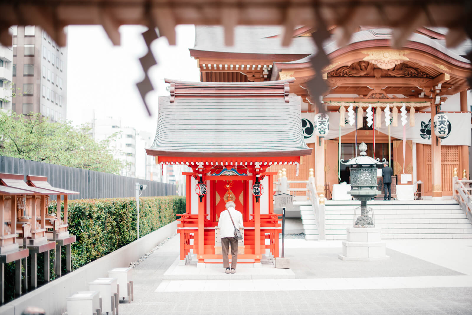 水天宮　寳生辨財天を参拝しているおばあちゃん