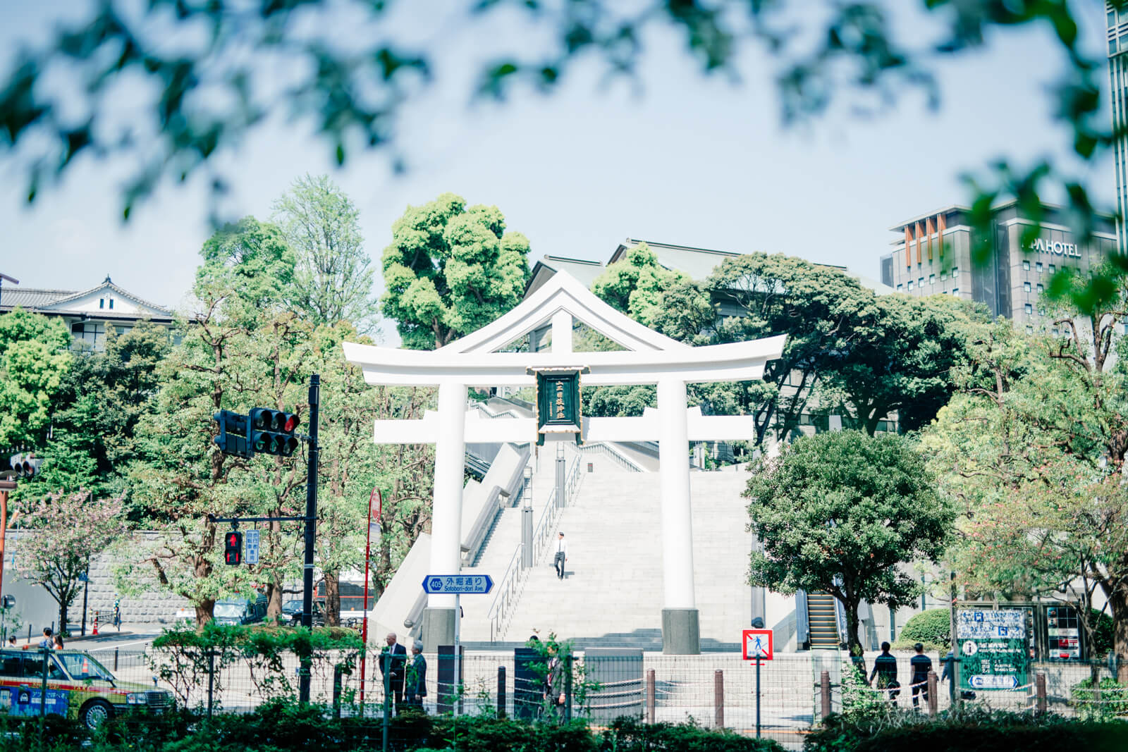 日枝神社の正面入り口　大きい鳥居