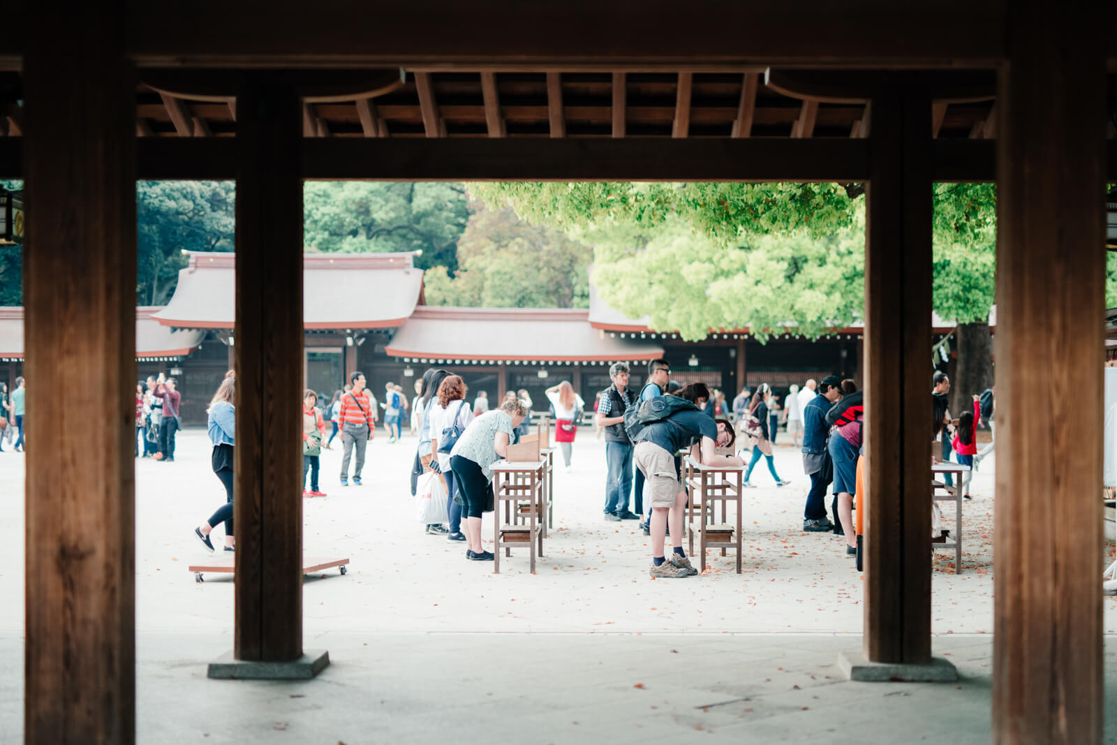 明治神宮　絵馬を書く外国の方々