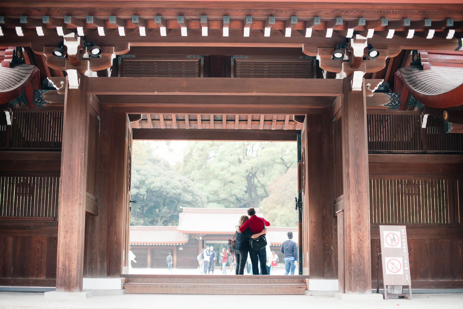 明治神宮　方を組む外国のご夫婦